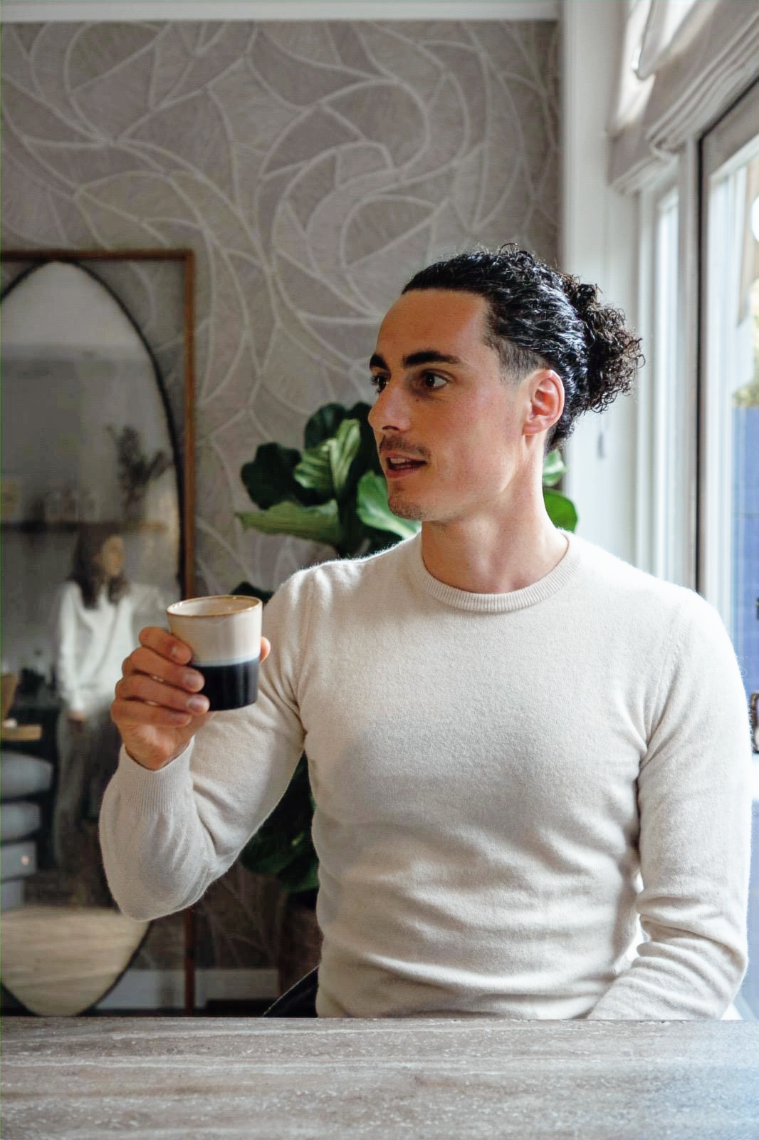 Sam van Opbergen van Keepers Professionals, in gesprek met een kop koffie